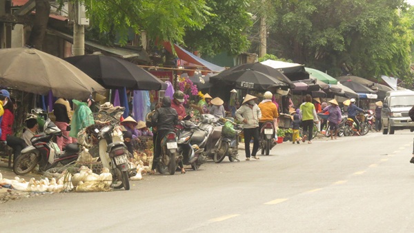 Thanh Oai: Hàng loạt chợ cóc “nở rộ” khi dịch đang diễn ra phức tạp - Ảnh 2