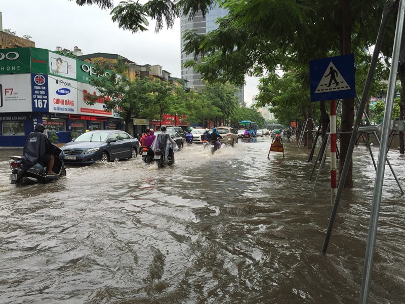 Mưa lớn kéo dài, nhiều tuyến phố Hà Nội ngập cục bộ - Ảnh 8