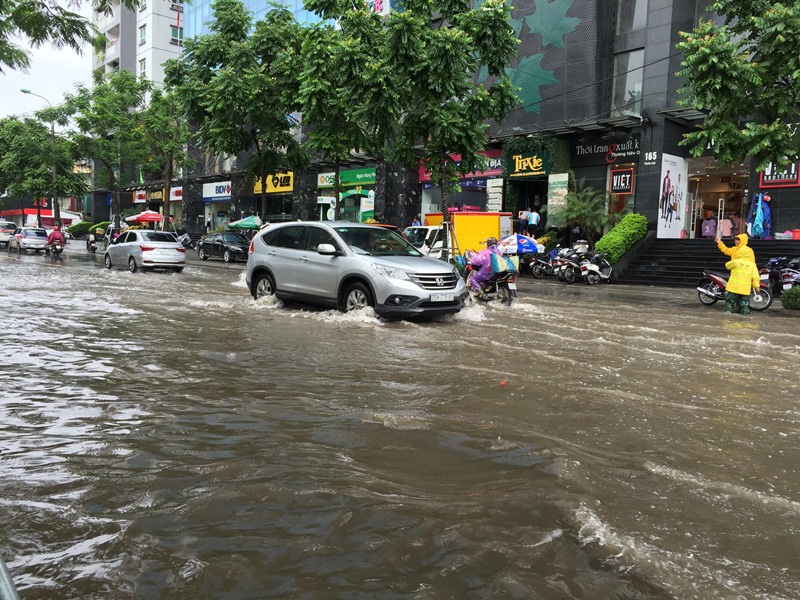 Mưa lớn kéo dài, nhiều tuyến phố Hà Nội ngập cục bộ - Ảnh 15