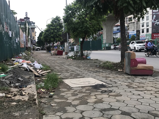 [Ảnh] Hà Nội: Rác thải ngập tràn đường Trường Chinh - Ảnh 4