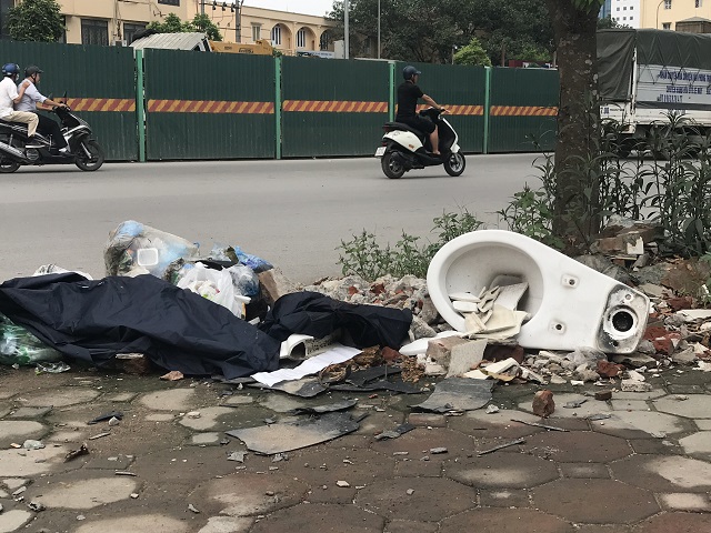 [Ảnh] Hà Nội: Rác thải ngập tràn đường Trường Chinh - Ảnh 6