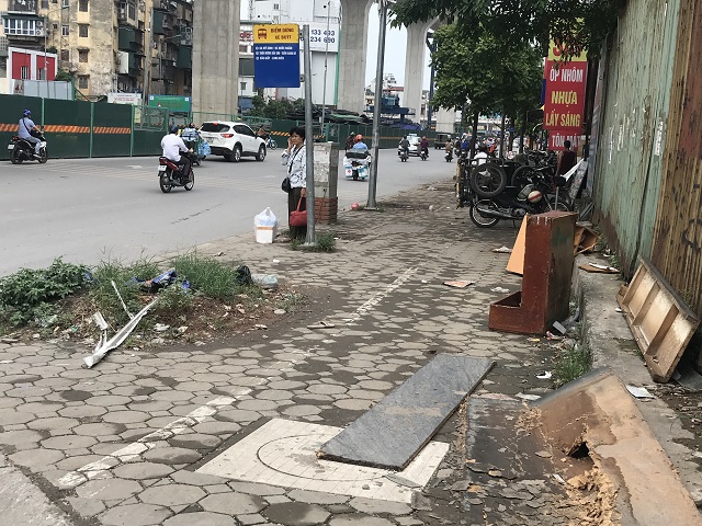 [Ảnh] Hà Nội: Rác thải ngập tràn đường Trường Chinh - Ảnh 7