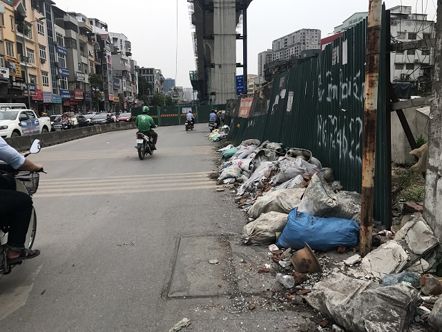[Ảnh] Hà Nội: Rác thải ngập tràn đường Trường Chinh - Ảnh 8