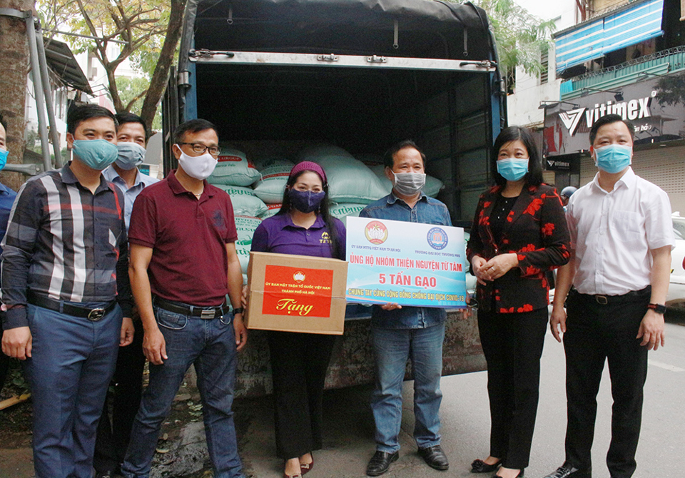 Chủ tịch Ủy ban MTTQ Việt Nam Thành phố Hà Nội động viên các lực lượng làm nhiệm vụ phòng, chống dịch Covid-19 - Ảnh 2