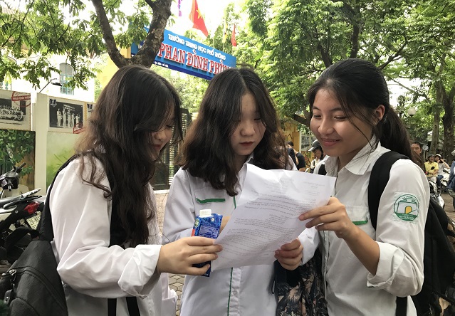 Tuyển sinh lớp 10 tại Hà Nội: Đề Văn dễ thở, thí sinh tự tin được 7-8 điểm - Ảnh 1