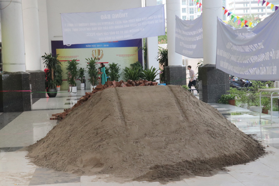 Hà Nội: Trường học bị đổ gạch, cát ngay trước thềm khai giảng - Ảnh 1