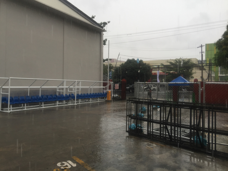 Sân Rizal Memorial ngập trong nước trước giờ diễn ra trận đấu của U22 Việt Nam - Ảnh 2