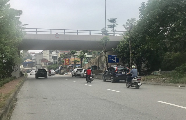 Hà Nội: Rác thải ngổn ngang tại cầu vượt Hoàng Hoa Thám – Văn Cao - Ảnh 1