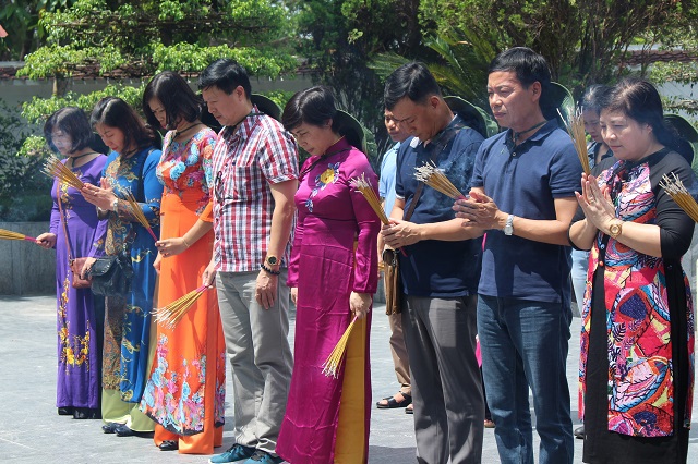 Đoàn đại biểu TP Hà Nội viếng mộ Đại tướng Võ Nguyên Giáp - Ảnh 2