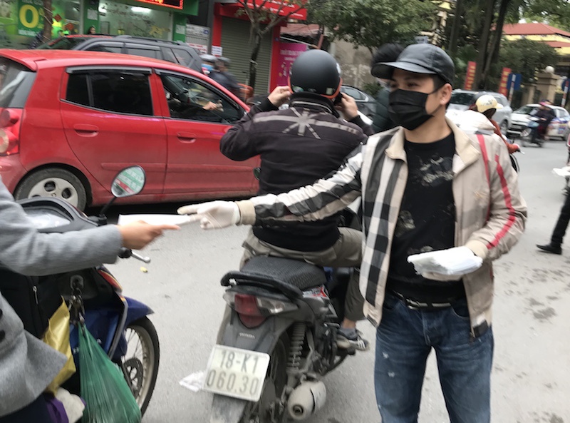 Hà Nội: Tặng 4.500 khẩu trang y tế miễn phí cho người dân ở khu vực huyện Gia Lâm - Ảnh 2