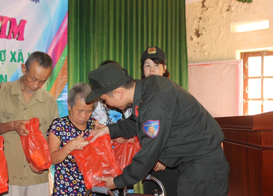 Trung đoàn Cảnh sát cơ động Hà Nội mang yêu thương đến với trẻ em, người già thiệt thòi - Ảnh 3