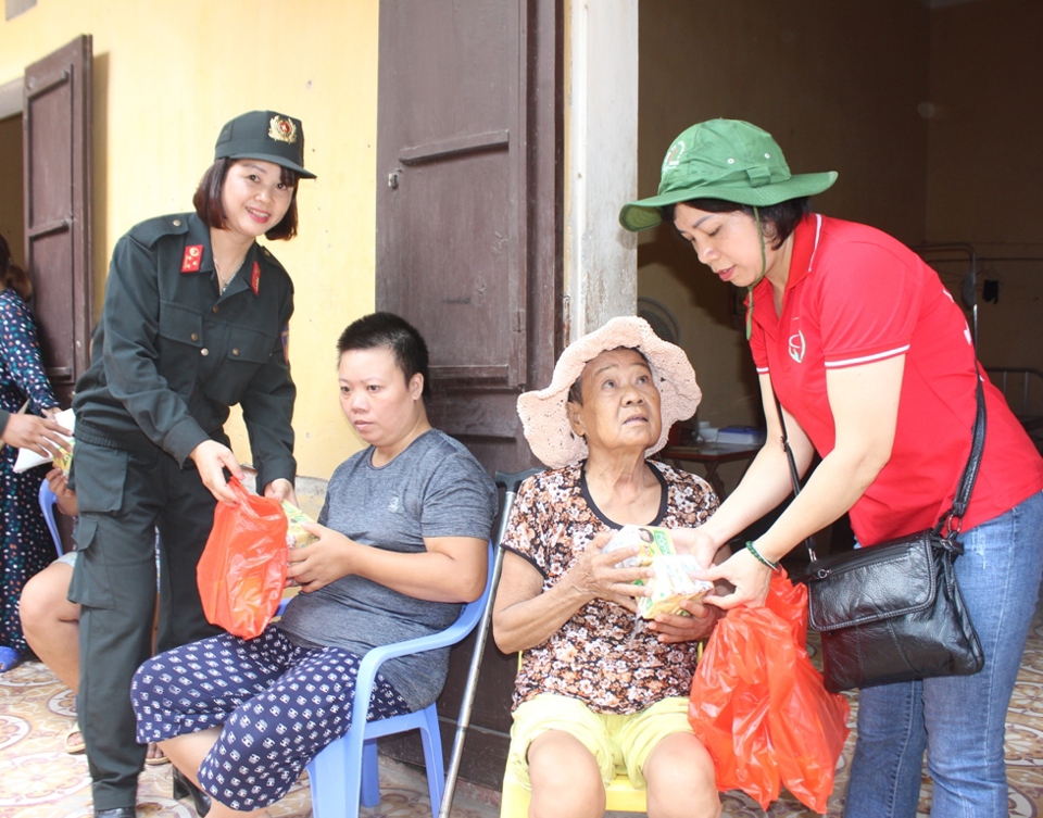 Trung đoàn Cảnh sát cơ động Hà Nội mang yêu thương đến với trẻ em, người già thiệt thòi - Ảnh 7