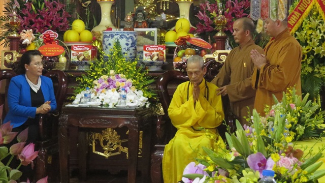 Chủ tịch Quốc hội Nguyễn Thị Kim Ngân thăm, chúc mừng Đại lão Hòa thượng Thích Phổ Tuệ - Ảnh 1