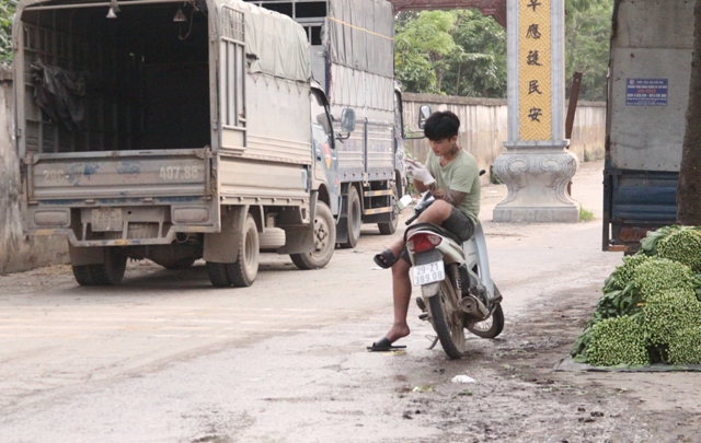 [Ảnh] Giữa tâm dịch Covid-19, nhiều người dân huyện Mê Linh vẫn chủ quan - Ảnh 4