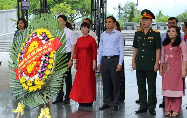 Đoàn đại biểu TP Hà Nội dâng hương tưởng nhớ các anh hùng liệt sỹ tại tỉnh Quảng Trị - Ảnh 1