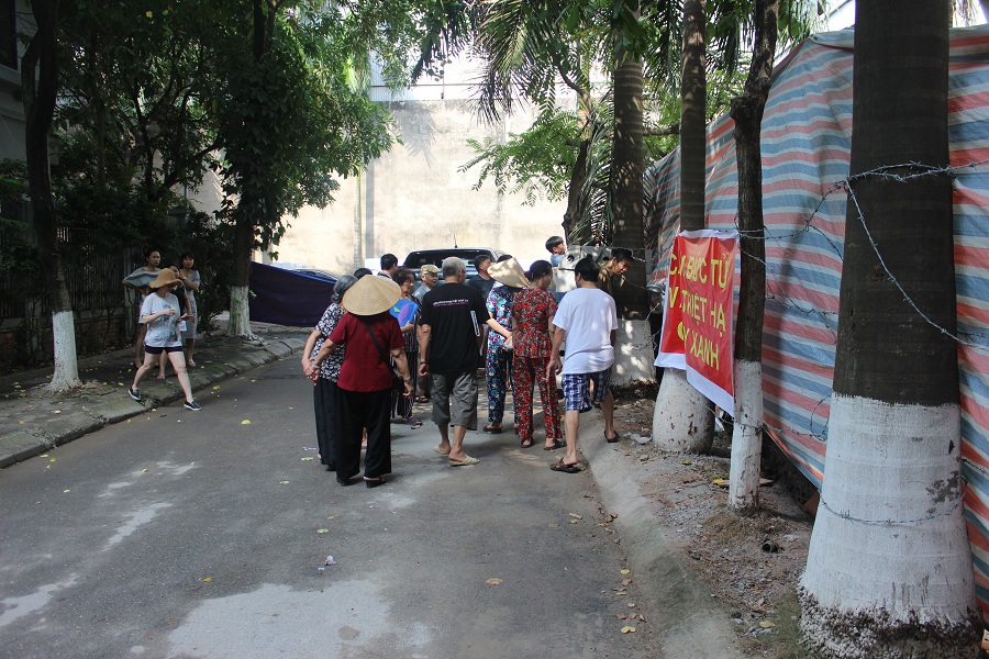 Cư dân chung cư 54 Hạ Đình phản đối chủ đầu tư chặt cây, lấn đất - Ảnh 3