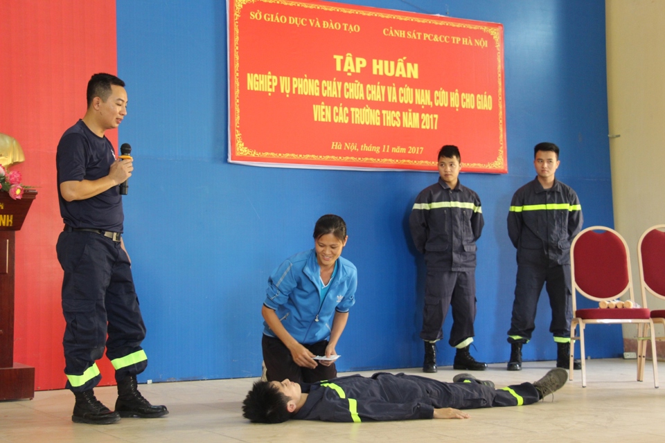 Để giáo viên, học sinh sẵn sàng ứng phó với cháy nổ - Ảnh 2