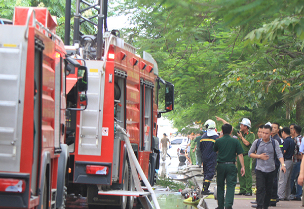 Hà Nội: Chung cư bất ngờ bốc cháy, huy động 4 xe cứu hỏa cấp tốc - Ảnh 1