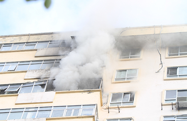 Hà Nội: Chung cư bất ngờ bốc cháy, huy động 4 xe cứu hỏa cấp tốc - Ảnh 4