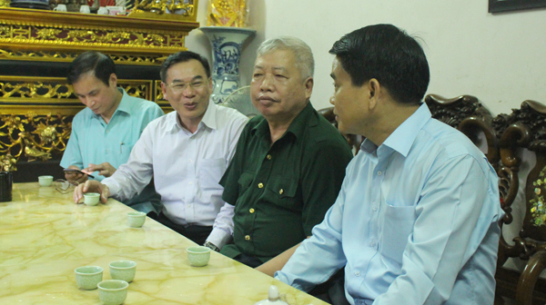 Chủ tịch Nguyễn Đức Chung thăm, tặng quà các gia đình chính sách - Ảnh 1