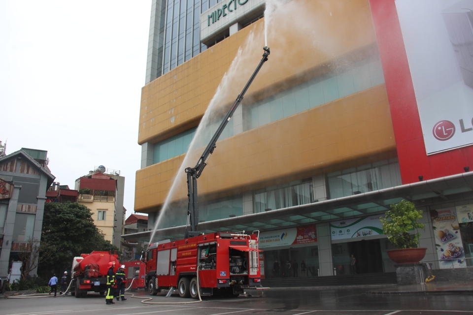“Cháy”ở tòa nhà Mipec Tower, 2 người mắc kẹt trên tầng cao được giải cứu - Ảnh 1