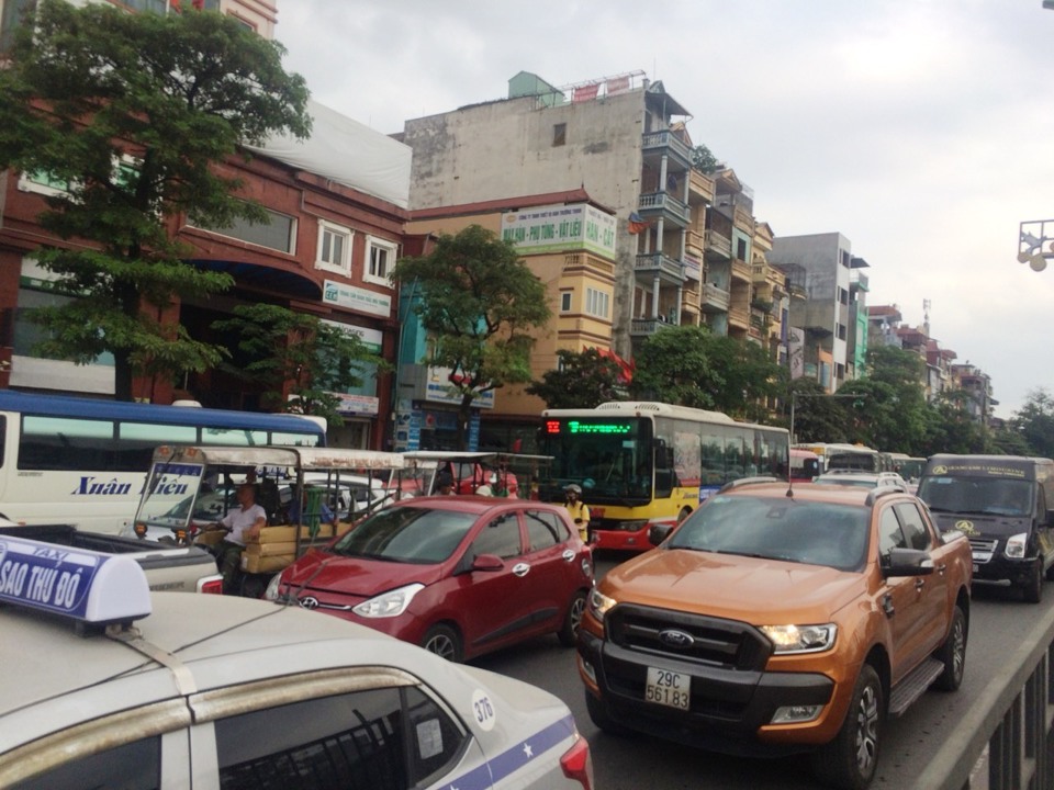 Hà Nội: Bến xe đông đúc, nhiều tuyến đường cửa ngõ ùn tắc - Ảnh 2
