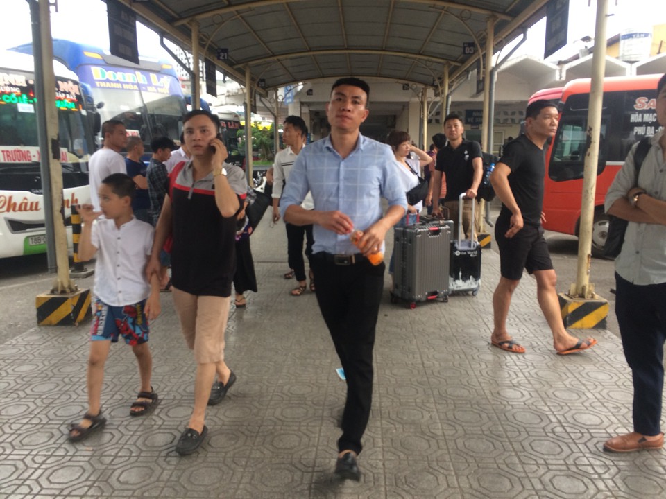 Hà Nội: Bến xe đông đúc, nhiều tuyến đường cửa ngõ ùn tắc - Ảnh 6