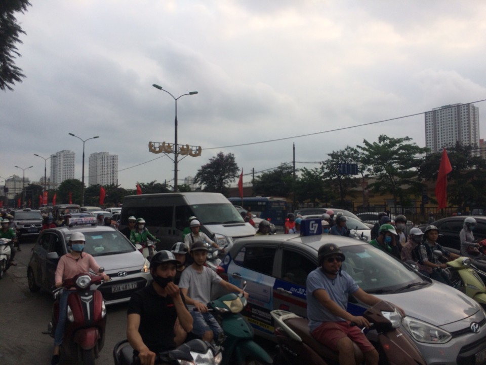 Hà Nội: Bến xe đông đúc, nhiều tuyến đường cửa ngõ ùn tắc - Ảnh 3