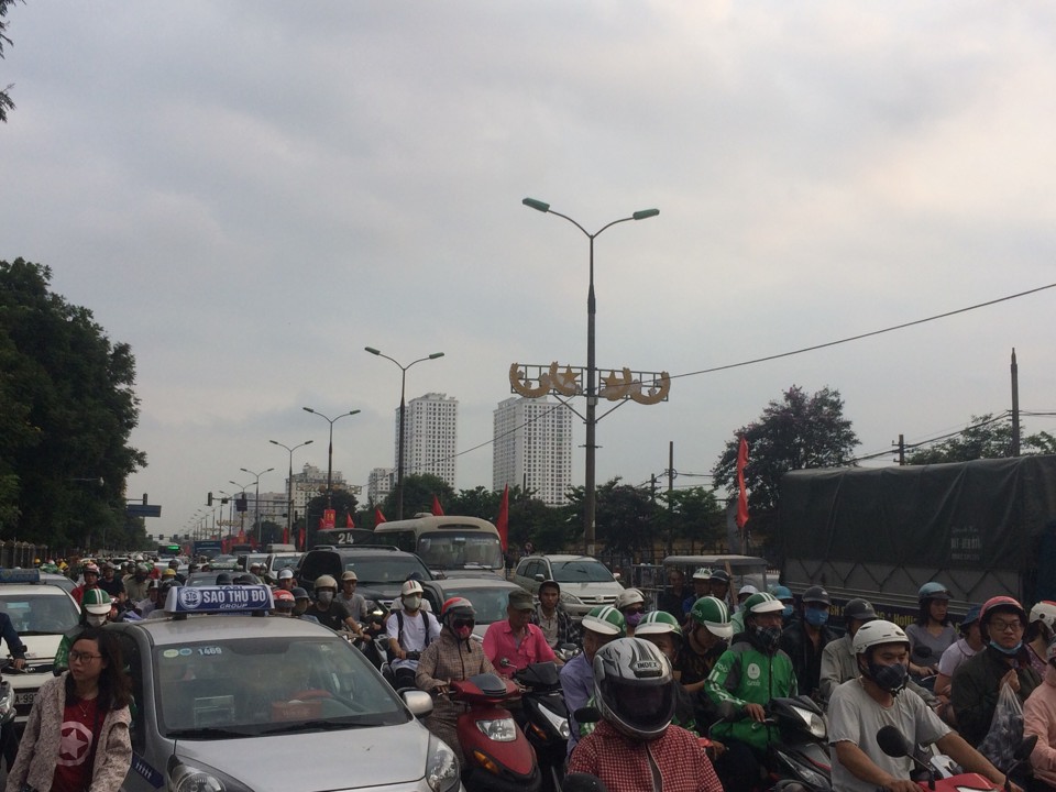 Hà Nội: Bến xe đông đúc, nhiều tuyến đường cửa ngõ ùn tắc - Ảnh 4