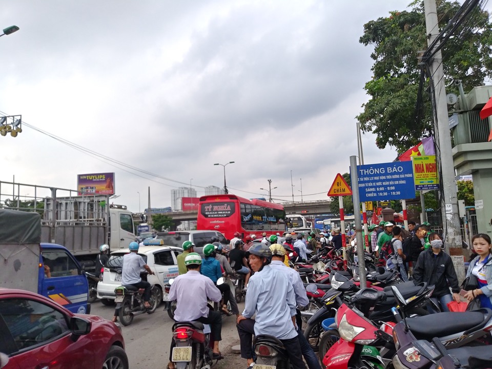 Hà Nội: Bến xe đông đúc, nhiều tuyến đường cửa ngõ ùn tắc - Ảnh 1