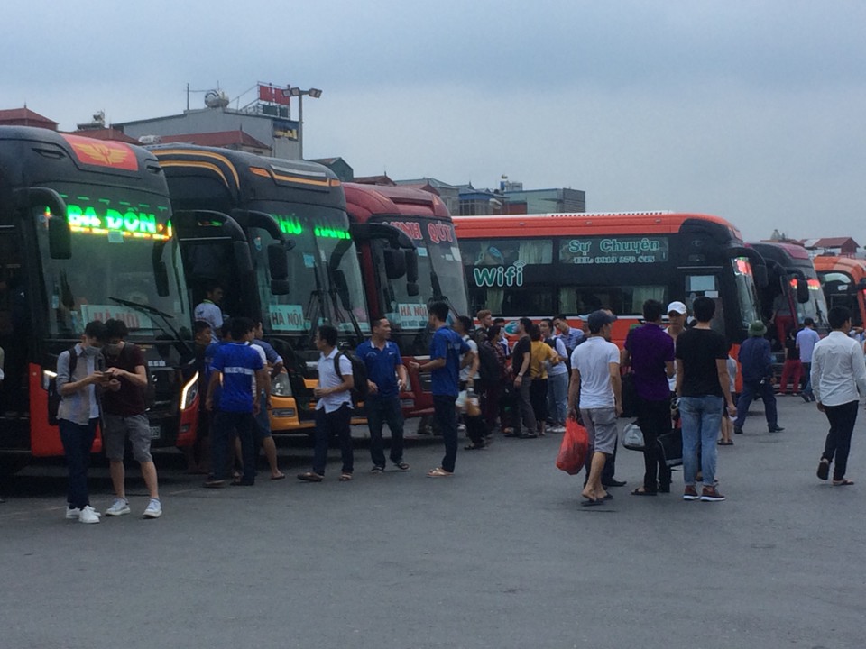 Hà Nội: Bến xe đông đúc, nhiều tuyến đường cửa ngõ ùn tắc - Ảnh 8