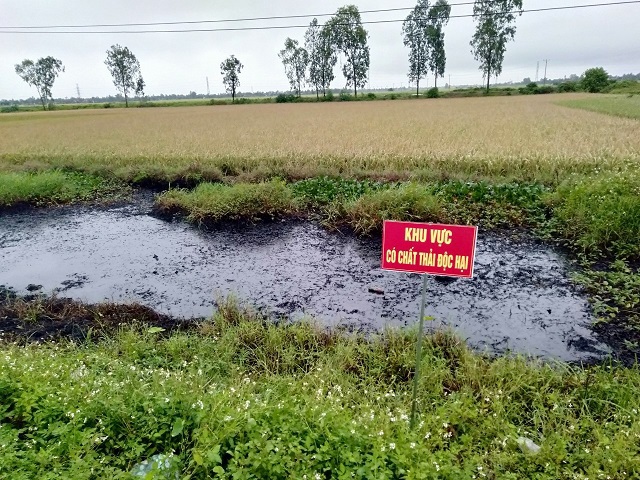 Hải Phòng: Truy tìm 2 người cùng phương tiện nghi đổ chất thải nguy hại ra mương nước - Ảnh 1