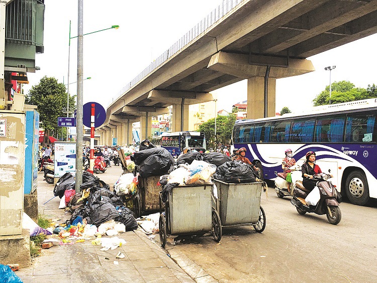 Tập kết rác cản trở giao thông trên đường Trần Phú (Hà Đông) - Ảnh 1
