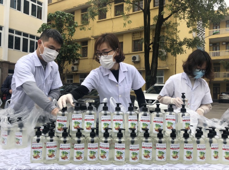 Đại học Thủ đô Hà Nội tự sản xuất, phát miễn phí nước rửa tay sát khuẩn - Ảnh 1