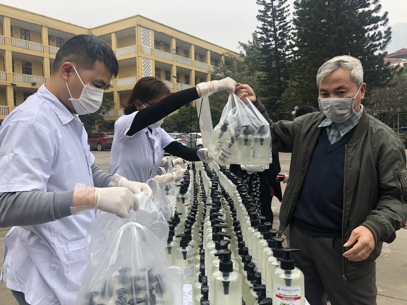 Đại học Thủ đô Hà Nội tự sản xuất, phát miễn phí nước rửa tay sát khuẩn - Ảnh 3