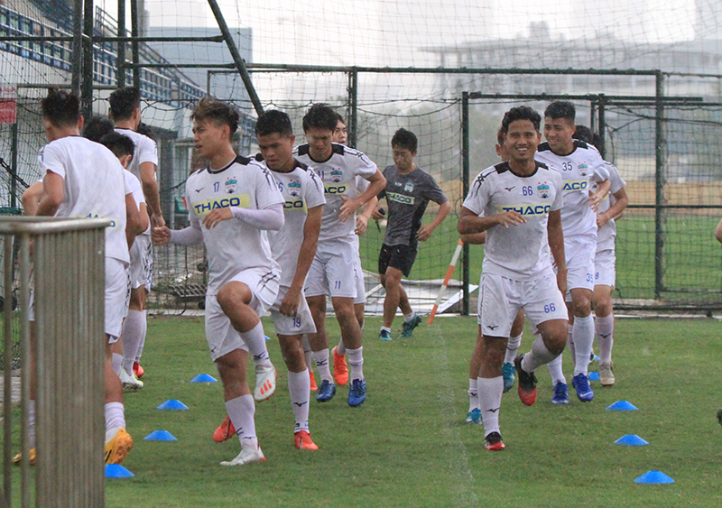 "Đội mưa" tập luyện, HAGL quyết tâm tìm lại mạch chiến thắng trước Hà Nội FC - Ảnh 2