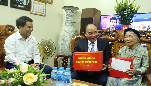 Thủ tướng Nguyễn Xuân Phúc thăm, tặng quà các gia đình chính sách tại thị xã Sơn Tây - Ảnh 2