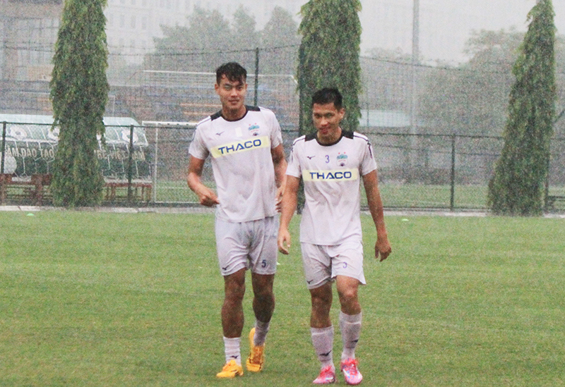 "Đội mưa" tập luyện, HAGL quyết tâm tìm lại mạch chiến thắng trước Hà Nội FC - Ảnh 5