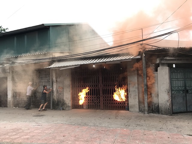 Giải cứu 2 người bị mắc kẹt trong đám cháy tại phường Phúc Xá - Ảnh 1