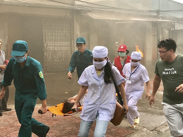 Giải cứu 2 người bị mắc kẹt trong đám cháy tại phường Phúc Xá - Ảnh 3