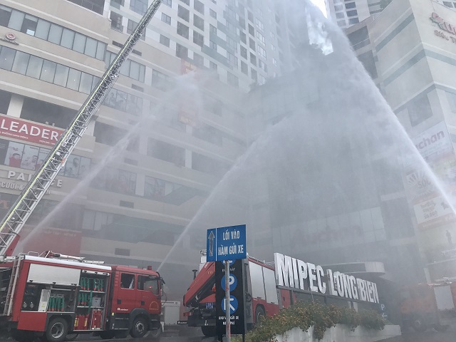 Giải cứu hàng trăm người dân thoát khỏi đám "cháy" tại toà nhà Mipec Long Biên - Ảnh 8