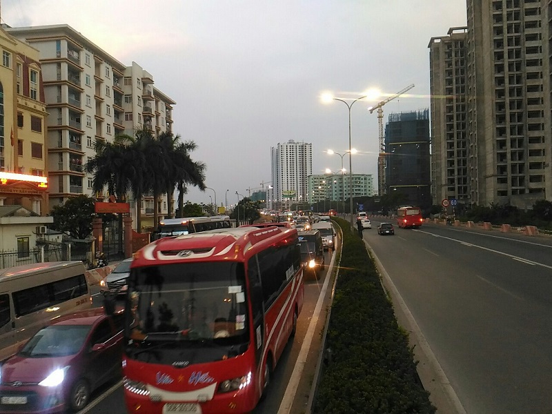 Dòng người đổ về Hà Nội sau nghỉ lễ, đường phố ùn tắc nghiêm trọng - Ảnh 24