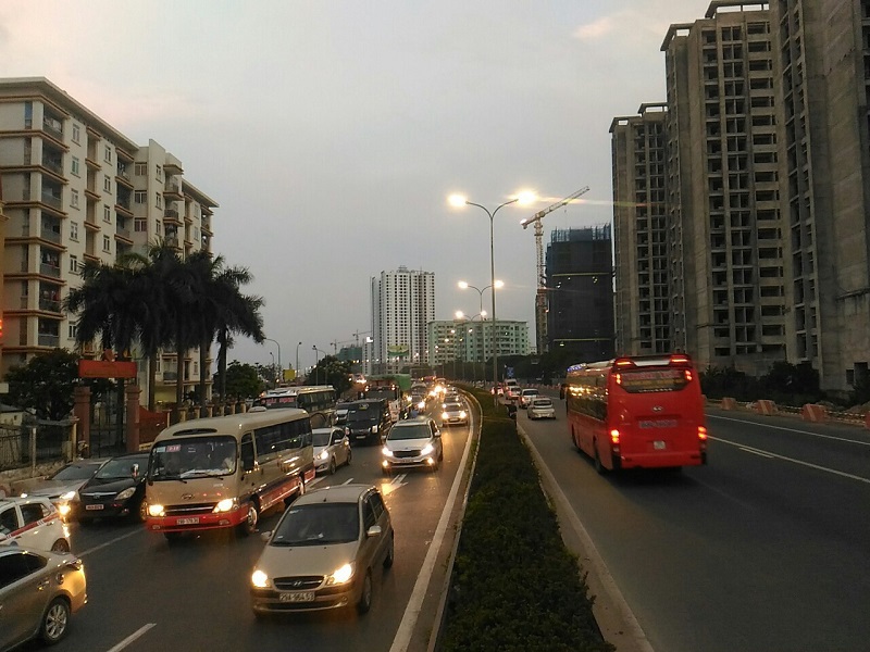 Dòng người đổ về Hà Nội sau nghỉ lễ, đường phố ùn tắc nghiêm trọng - Ảnh 26