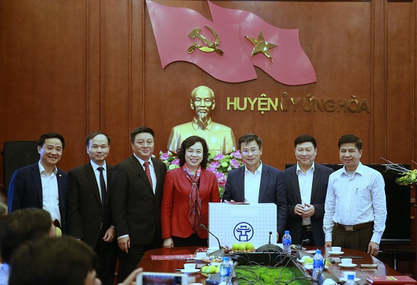 Phó Bí thư Thường trực Thành ủy Hà Nội trao quyết định công tác cán bộ tại Hoàn Kiếm, Ứng Hòa - Ảnh 1
