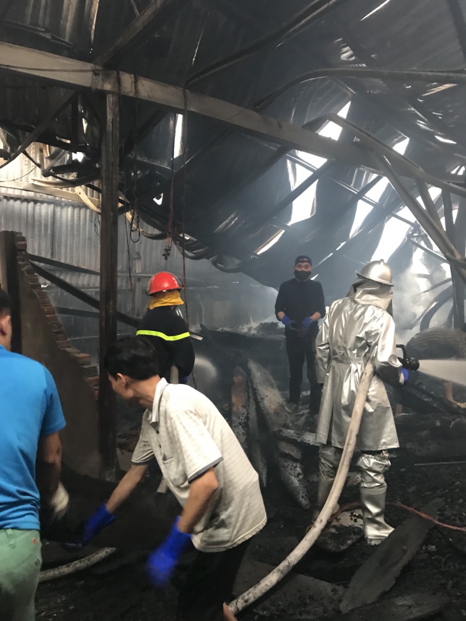 Hà Nội: Cháy lớn tại xưởng gỗ ở khu Công nghiệp Bình Phú, Thạch Thất - Ảnh 2