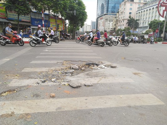 Vỡ ống nước trên đường Nguyễn Chí Thanh - Ảnh 2