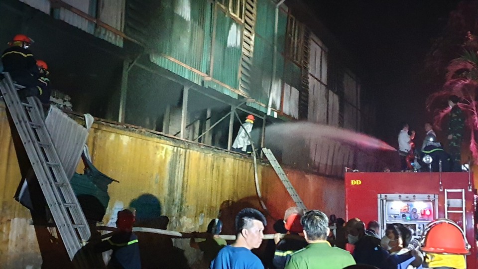 [Ảnh] Thâu đêm dập tắt đám cháy tại Công ty Bóng đèn phích nước Rạng Đông - Ảnh 21