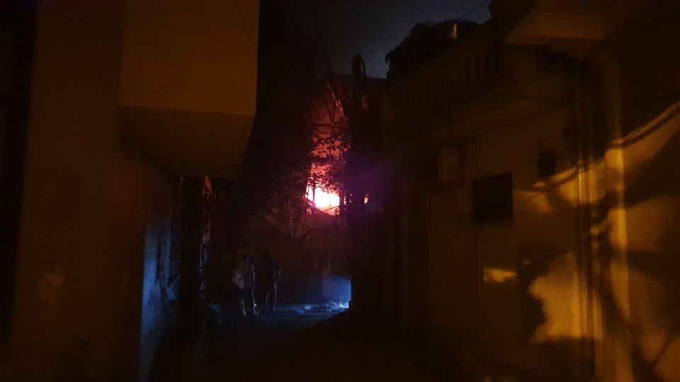 [Ảnh] Thâu đêm dập tắt đám cháy tại Công ty Bóng đèn phích nước Rạng Đông - Ảnh 26