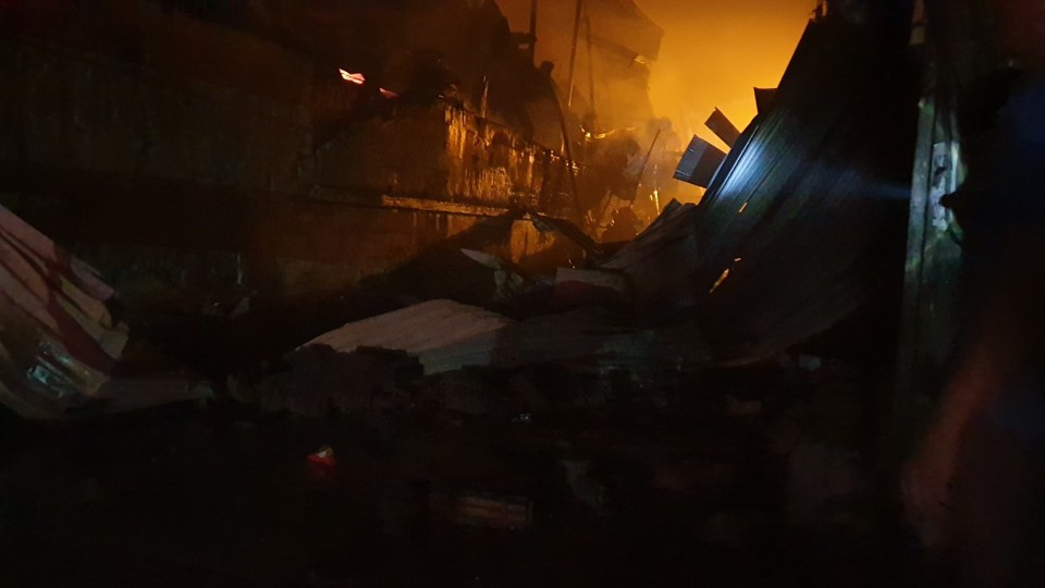 [Ảnh] Thâu đêm dập tắt đám cháy tại Công ty Bóng đèn phích nước Rạng Đông - Ảnh 30