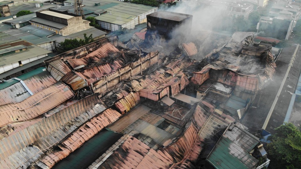 Những hình ảnh tan hoang sau cháy tại Công ty Bóng đèn phích nước Rạng Đông - Ảnh 2